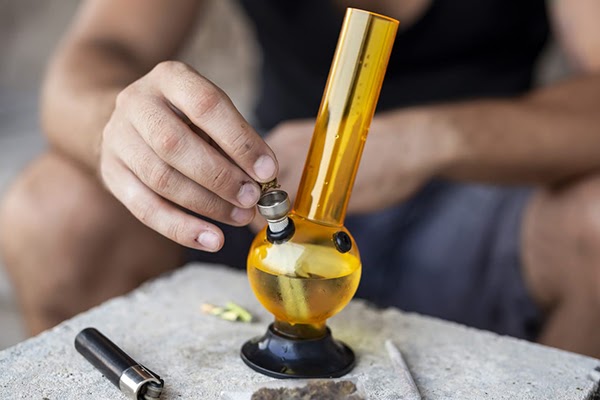 Yellow smoking bong